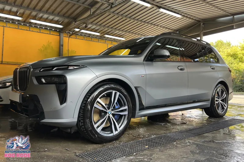 Mat sivi BMW X7 posle pranja, Šabac