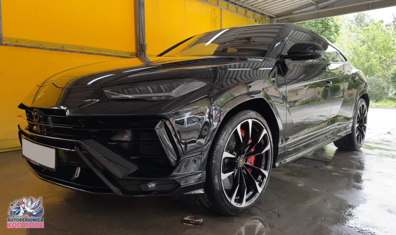 Crni Lamborghini Urus posle pranja, Šabac